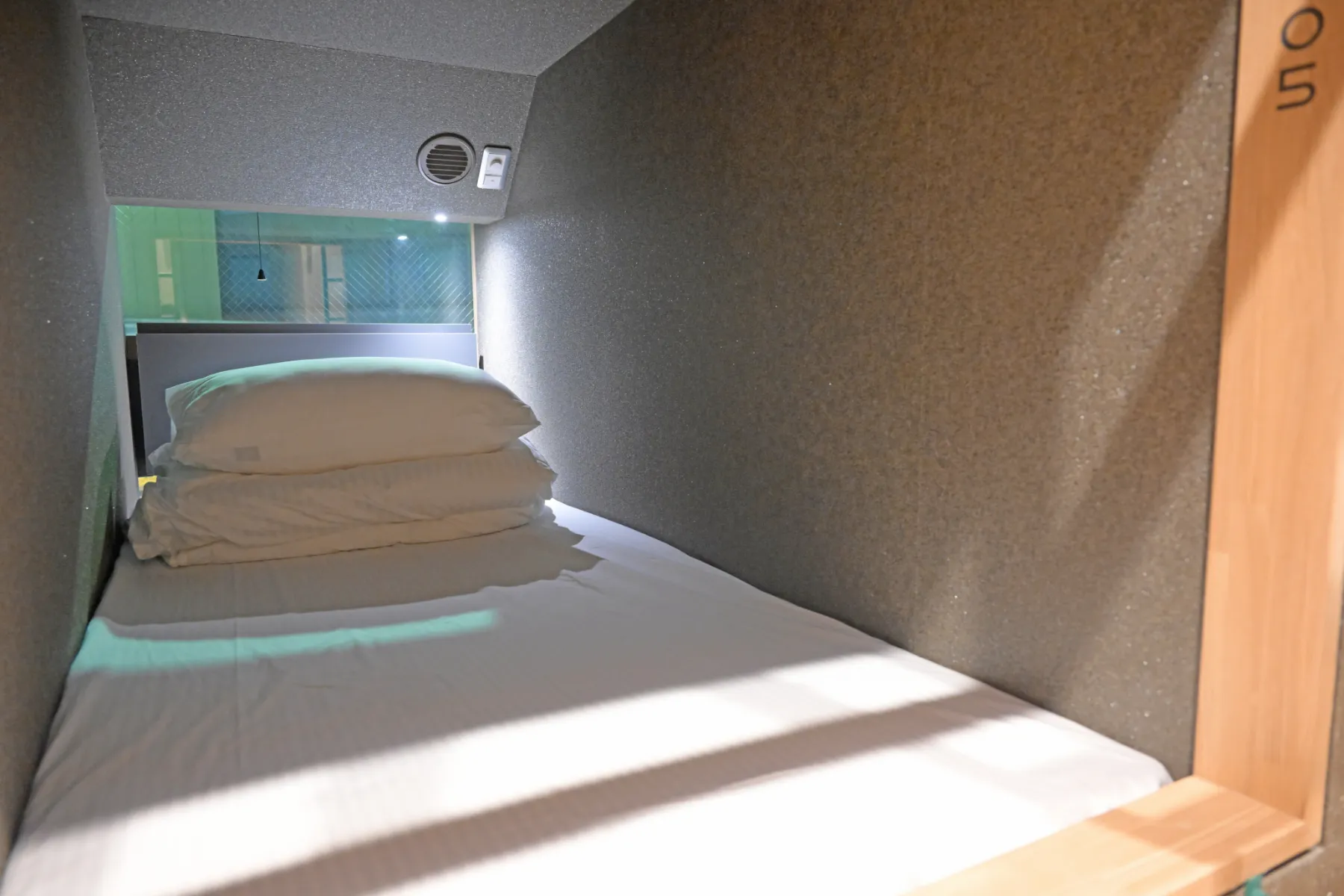 ELE Hotel Cabin 新宿歌舞伎町 — 男性専用カプセル