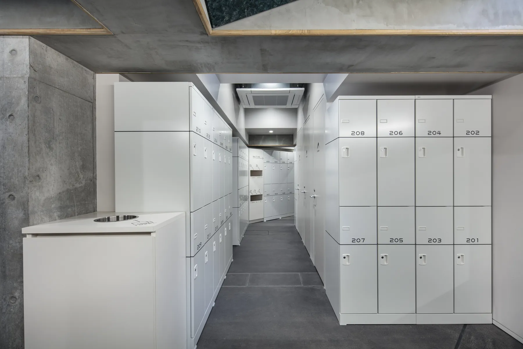 ELE Hotel Cabin 新宿歌舞伎町 — 更衣櫃