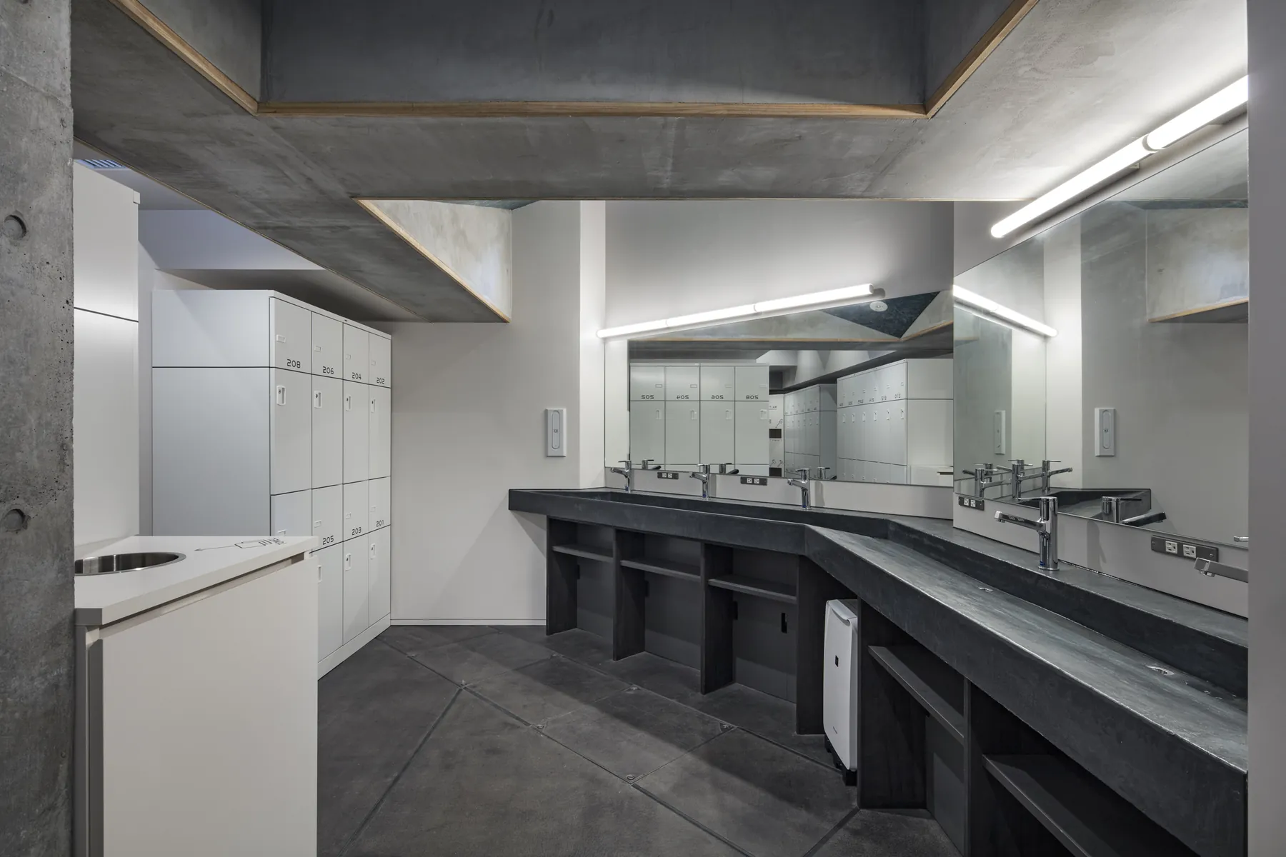 ELE Hotel Cabin 新宿歌舞伎町 — 洗面區